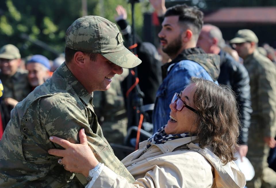 <p>Yemin eden askerler terhis olarak aileleriyle hasret giderdi.</p>
