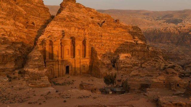 <p>PETRA, ÜRDÜN </p>
<p>Roma İmparatorluğu döneminde yaşamış Nebatiler'in başkenti olan Petra, birçok tapınak ve deve yoluna ev sahipliği yapıyor. </p>