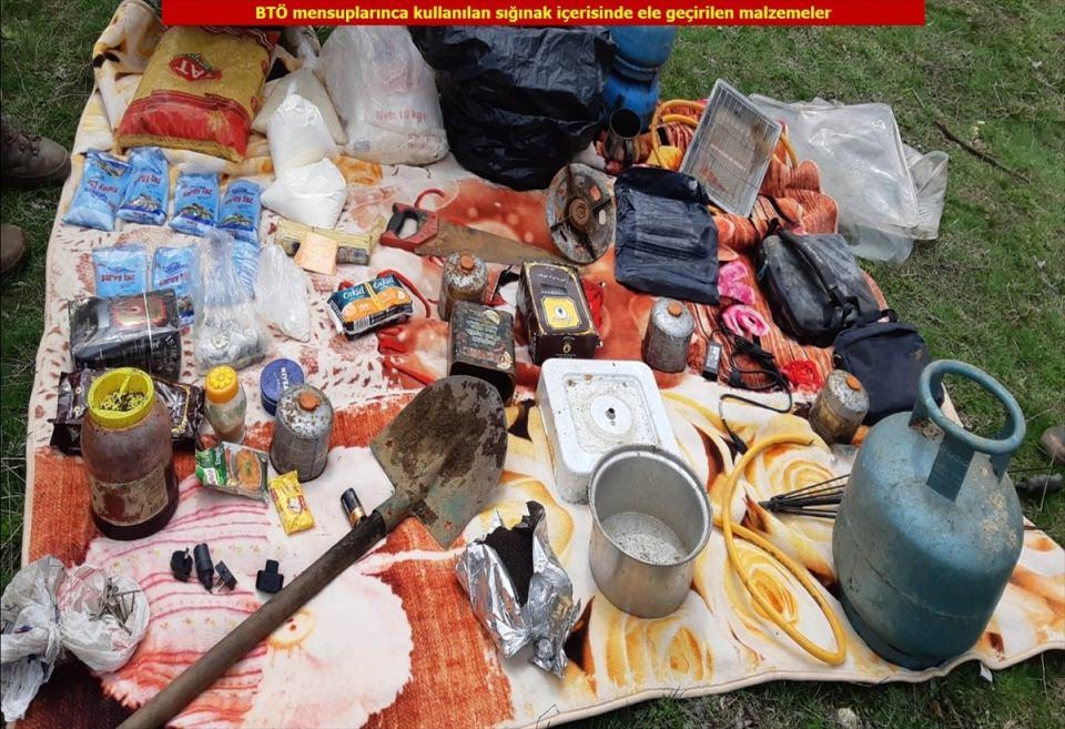 <p>Sığınaklar ve arazideki aramalarda parçalanmış uzun namlulu silah,117 fişek, el telsizi, 4 av tüfeği, jeneratör, akü, pil bloku, bin 250 pil, 260 metre kablo, bir kilogram amonyum nitrat ile bol miktarda yaşam malzemesi ele geçirildi.</p>
<p> </p>