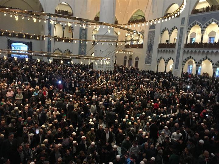 <p>Büyük Çamlıca Camii'nde tarihi bir kalabalık yaşandı. İstanbul İl Müftülüğü'nce düzenlenen etkinlikte binlerce vatandaş sabahnamazında Büyük Çamlıca Camii'ne akın etti. Cami içinde ve iç avluda yer bulamayan cemaat dış avluda saf tuttu.</p>

<p> </p>
