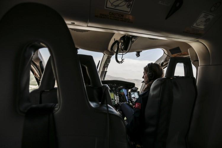 <p>Pilot olmaya karar verdiğinde ailesinin tedirgin olduğunu anlatan Erol, tedirginlik halinin bir süre sonra yerini gurura bıraktığını ve kendisini desteklemeye başladıklarını söyledi.</p>