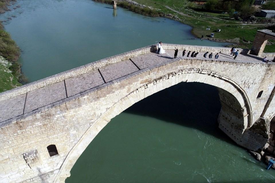 <p>Artuklu medeniyetinin eserlerinden olan ve yaklaşık 9 asırdır kullanılan, odaları ve &uuml;zerindeki fig&uuml;rleriyle ayakta duran, efsanelere ve aşk hikayelerine konu olan, adına şarkılar yazılan tarihi yapı, g&uuml;n&uuml;m&uuml;zde film ve dizi &ccedil;ekimlerinde de tercih ediliyor.</p>
