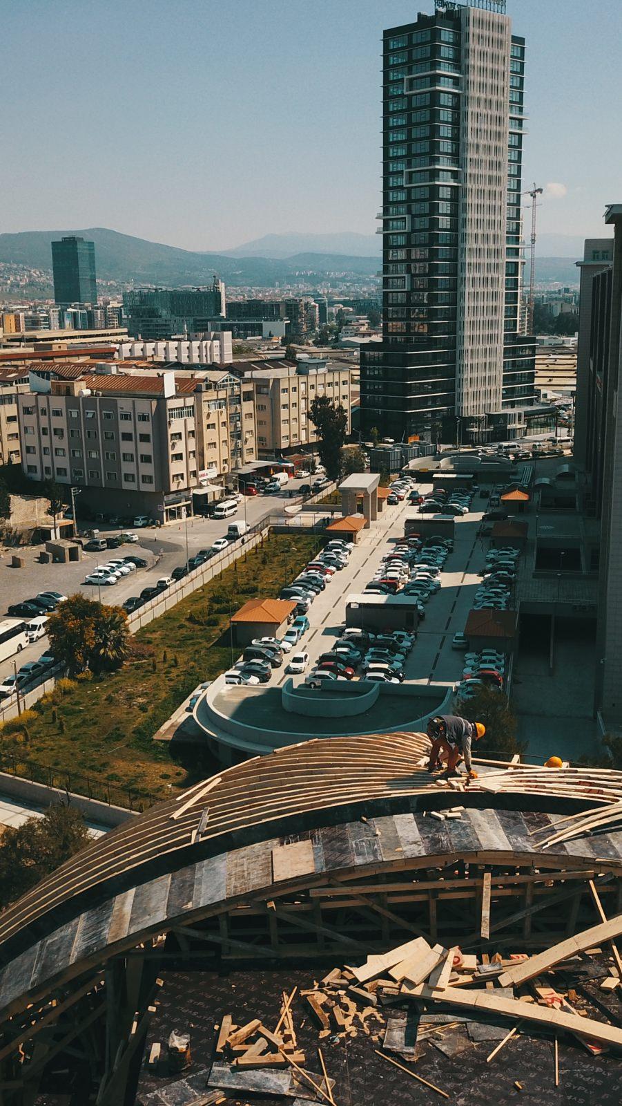 <p>Camimiz 43 metrelik kubbe çapıyla Türkiye, Orta Doğu ve Balkanlar'ın kubbe çapı en büyük camisi olma konumunda. </p>