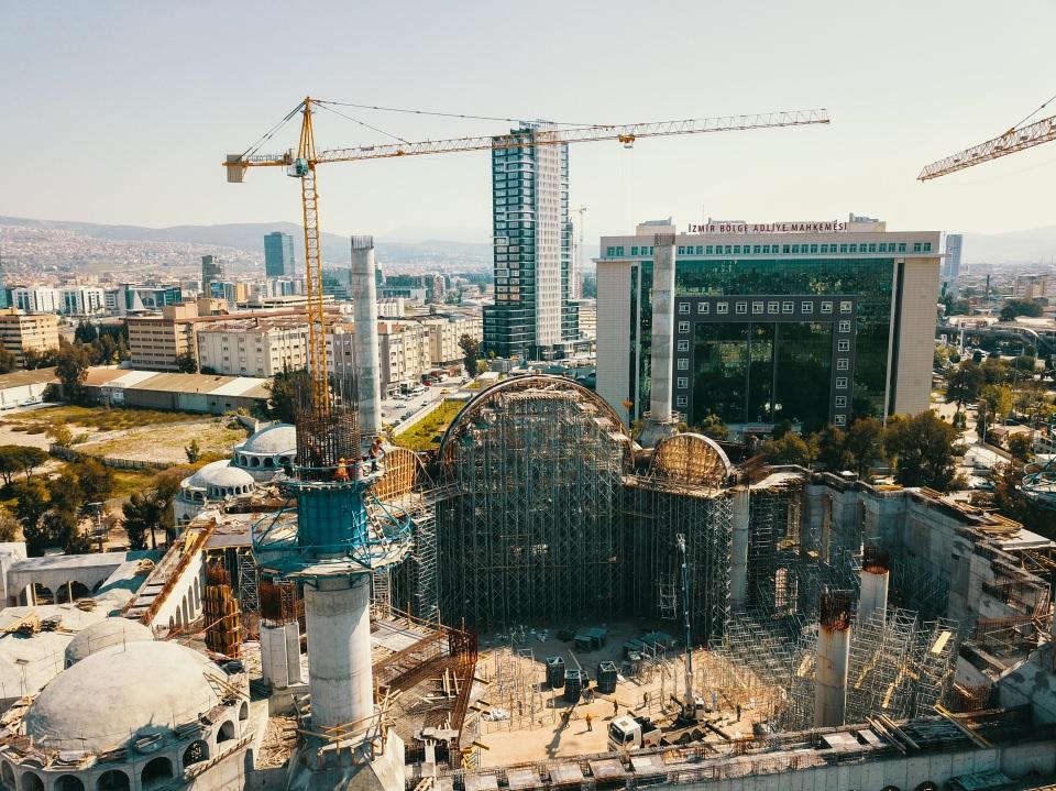 <p><strong>"15 bin kişi aynı anda ibadet edebilecek"</strong></p>
<p>İnşaat alanında devam eden çalışmalarla ilgili AA muhabirine açıklamalarda bulunan Nevvar-Salih İşgören Vakfı Genel Sekreteri Mahir Dinç, vakıf olarak hayırsever çiftin ismini taşıyacak kentteki en büyük camiyi yapmanın gururunu yaşadıklarını söyledi. </p>