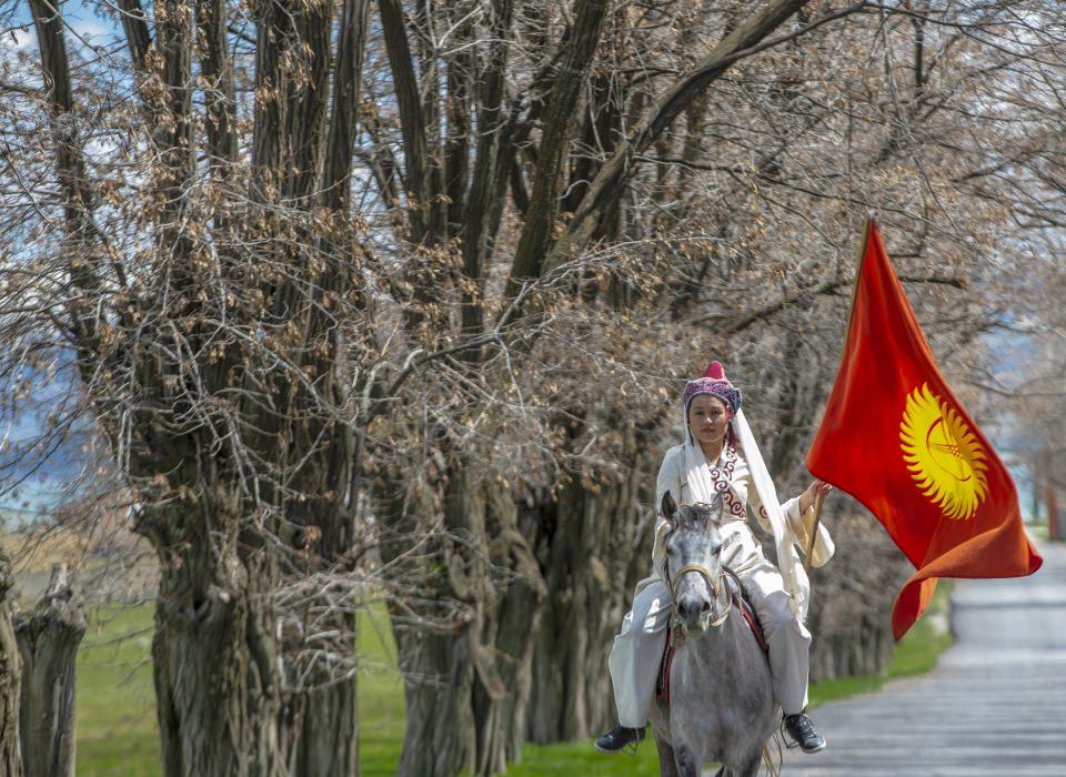 <p>Kurdukları oba ve evlerinde eksik etmedikleri, kılıç, yay, ok gibi aletlerle geleneksel kültürlerini yaşatmaya çalışıyor.</p>
