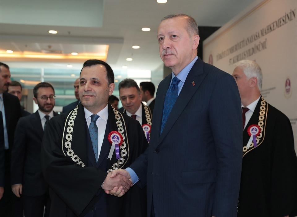<p>Törene katılan Türkiye Cumhurbaşkanı Recep Tayyip Erdoğan'ı, Anayasa Mahkemesi Başkanı Zühtü Arslan karşıladı.</p>
