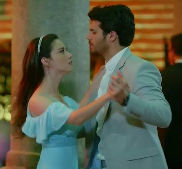 <p>Kiraz Mevsimi dizisiyle ilk başrolünü alan ve şöhretin zirvesine çıkan Gürel, hayran kitlesini bir hayli arttırdı. Ünlü oyuncu televizyon dünyasının en çok aranan isimlerinden.</p>
<p> </p>