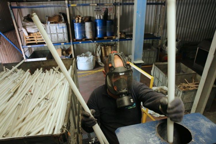 <p>"Telekomünikasyon ürünlerinin bunların içinde bilgi güvenliği var. Değerli metaller var. Neodymium, terbium ve dysprosium gibi nadir toprak elementler var. Bunların yüzde 98'i de Çin'in elinde bulunuyor. Çin bunları satmıyor. Yani, yarın siz bir cep telefonu ekranı üretmeye başladığınız zaman bunu üretemeyeceksiniz çünkü bu malzemeler yok. Bundan dolayı bu tür ürünler stratejik ürünlerdir. Bunların toplanması lazım. Hem nadir toprak elementleri açısından ki, bunlar çok stratejik üründür, biraz geç kalınmış olasa da ülkemizde de bununla ilgili çalışmalar yapılıyor."</p>