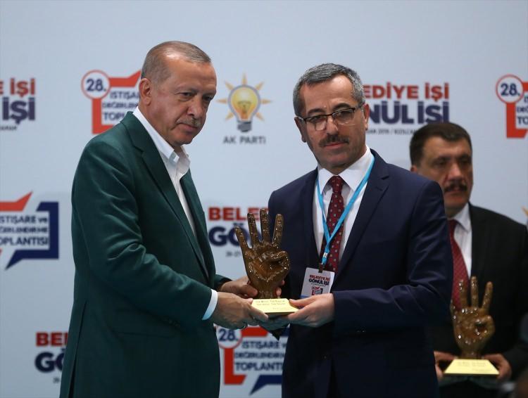 <p>Cumhurbaşkanı Erdoğan, Kahramanmaraş Büyükşehir Belediye Başkanı Hayrettin Güngör'e ödül verdi.</p>
