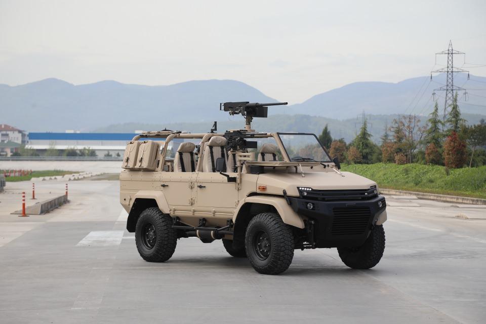 <p>Türk savunma sanayisinin kara aracı üreticilerinden Otokar, özel görevlerde kullanılmak üzere yeni bir araç tasarımına imza attı.</p>
