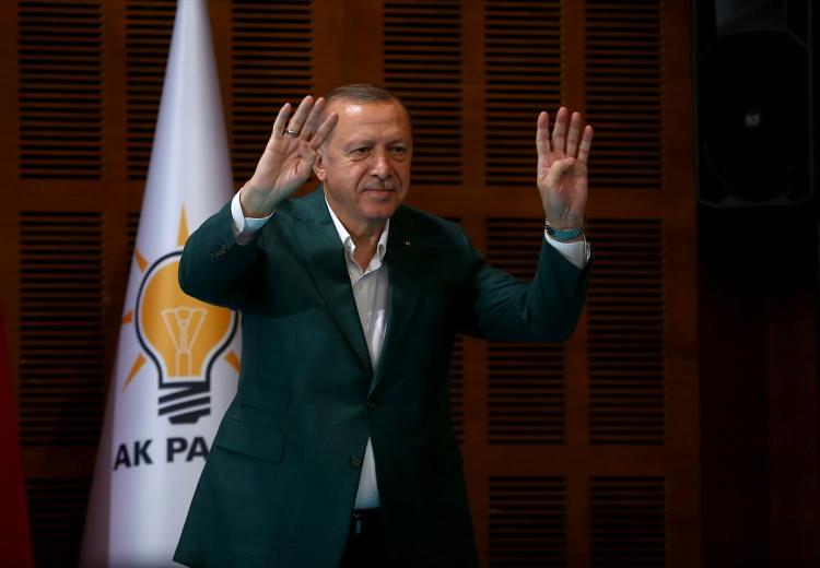 <p>Cumhurbaşkanı Erdoğan, en çok oy alan ilk beş sıradaki büyükşehir, il, büyükşehir ilçe belediyesi, ilçe belediyesi ve belde belediye başkanlarına ödül verdi.</p>
