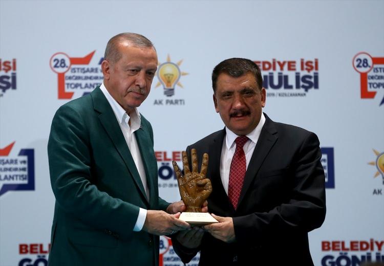 <p>Cumhurbaşkanı Erdoğan, Malatya Büyükşehir Belediye Başkanı Selahattin Gürkan'a ödül verdi.</p>
