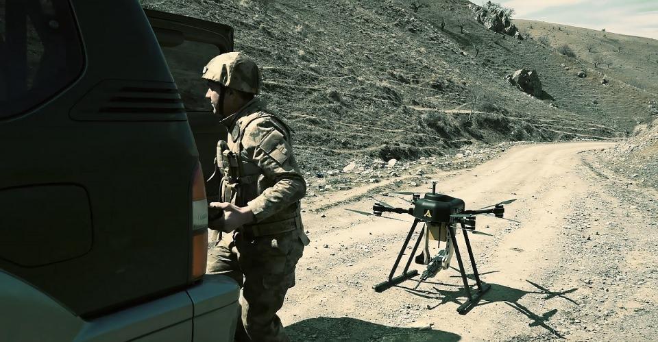<p>Türk savunma sanayisi bünyesinde "drone"lar kullanılarak geliştirilen güvenlik çözümlerine bir yenisi eklendi.</p>

<p> </p>
