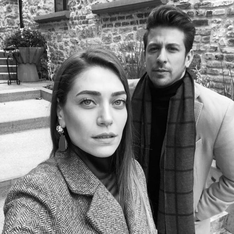<p>Demet Özdemir ve Can Yaman'ın başrollerini paylaştığı dizide Yaman'ın erkek kardeşi Emre'yi oynuyor.</p>