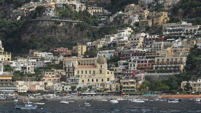 <p>POSITANO, İTALYA</p>
<p>İtalya'nın Amalfi kıyılarından yer alan köy, Avrupa'nın en bilinen köylerden biri olarak birçok restorana ev sahipliği yapıyor. Bölgede birçok ünlü plaj bulunuyor. </p>