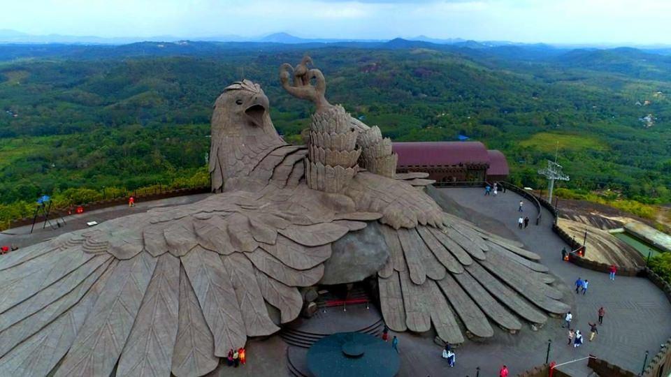 <p>Başından kuyruğuna 61 metre uzunluğunda, 21 metre yüksekliğinde ve 1400 metrekare alandaki kuş heykeli, 10 yılda tamamlandı.</p>

<p> </p>
