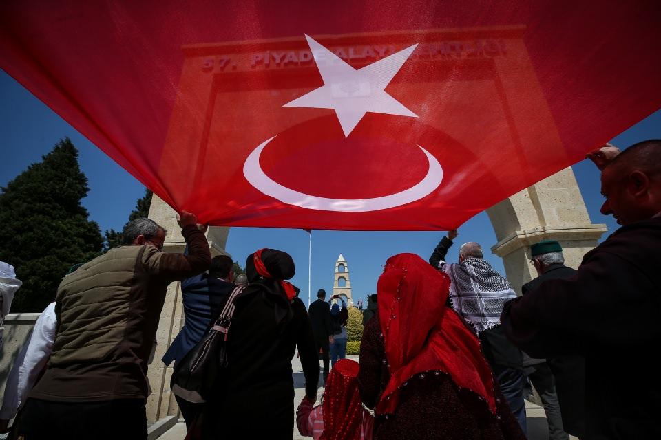 <p><strong>İçerideki ve dışarıdaki vatan hainlerine bir mesaj verdiklerini dile getiren Özbağ, sözlerini şöyle sürdürdü:</strong></p>
<p>"Biz, 15 Temmuz'da hiçbir haber beklemeden Türkiye'de ilk sokaklara çıkan topluluğuz. Biz vatanımızı savunmaya, milletimizle beraber mücadele etmeye hazırız. </p>