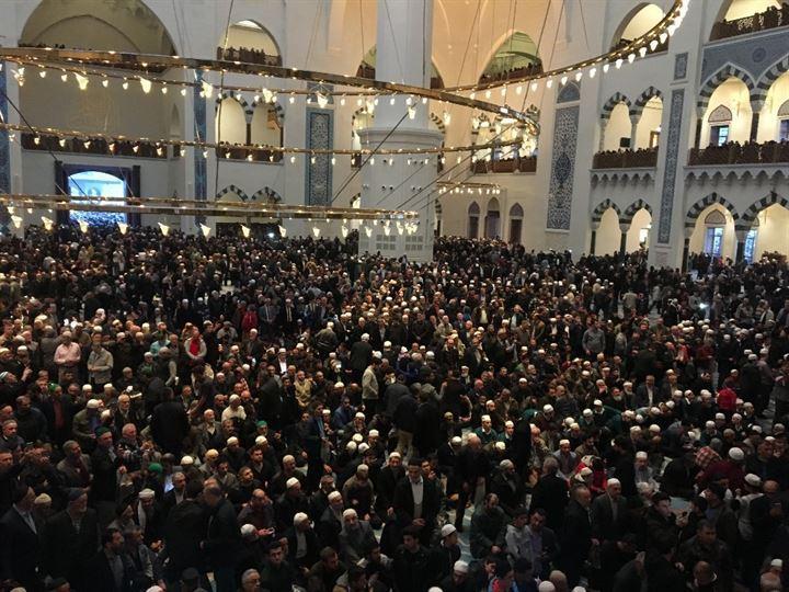 <p>Sabah namazını eda etmek isteyen vatandaşların yer bulmakta zorlanması üzerine sık sık anonslarla yer açıldı.</p>
<p> </p>