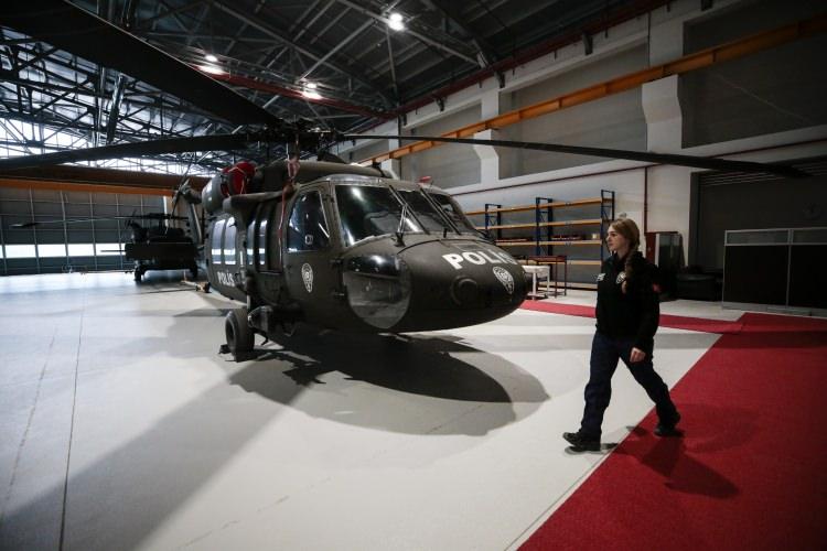<p>Görevli personelin helikopteri hazırlamasını bekleyen Erol, kendisinin de içinde olduğu uçuş ekibiyle görev öncesi son toplantıyı yaparak gökyüzüne havalanıyor.</p>
