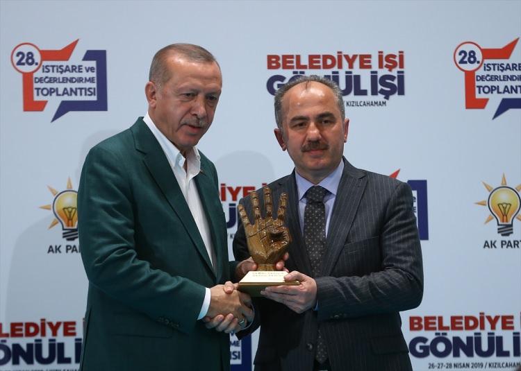 <p>Cumhurbaşkanı Erdoğan, Rize Belediye Başkanı Rahmi Metin'e ödül verdi.</p>
