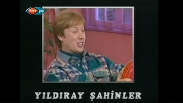 <p>Şahinler, başrolünde Haluk Bilginer'in oynadığı sitcom'da, bir gazetede çalışan ve kendini tavuk zanneden “Nejat” karakteriyle izleyiciyi güldürmüştü. O yıllardan bu yana daha çok tiyatroya ağırlık veren ve dizilerde fazla rol almayan başarılı sanatçı, son senelerde TV ekranlarına geri dönmüştü.</p>
<p> </p>