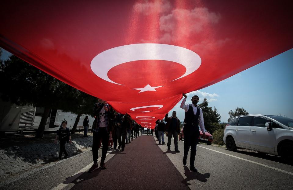 <p>Burada Anadolu'nun her köşesinden insanlar var. Hepsinin de yöresel kıyafetleriyle gelmelerini istedim. Bizim bölüp parçalamaya, birbirimize düşürmeye çalışanlara da bir cevap olsun istedik. </p>