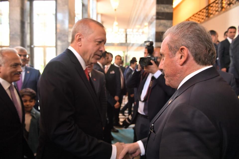 <p>Türkiye Cumhurbaşkanı Recep Tayyip Erdoğan, TBMM 23 Nisan Özel Oturumu'na katılmak üzere TBMM'ye geldi.</p>

<p> </p>
