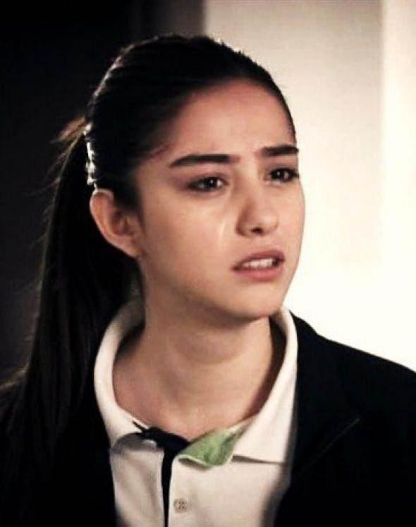 <p>O genç kız 1987 doğumlu oyuncu Özge Gürel'den başkası değil! </p>
<p> </p>
<p>Lise yıllarında kamera önüne merak saran Gürel, oyunculuk kariyerine tematik kanallarda yayınlanan tv filmlerindeki minik rollerle başladı...</p>
