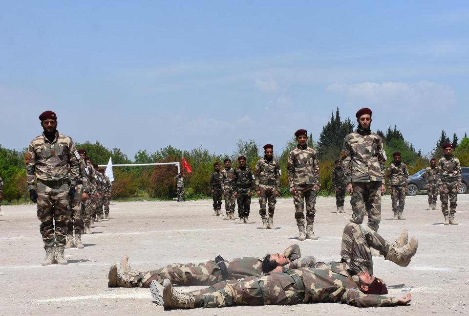 <p><strong>"Eğitim gören askerlerimiz hazırlıklarını tamamladı"</strong></p>

<p>Hamza Tümeni komutanlarından Abdullah Halavi, AA muhabirine açıklamada, "Programımızda eğitim gören askerlerimiz hazırlıklarını tamamladı." dedi.</p>
