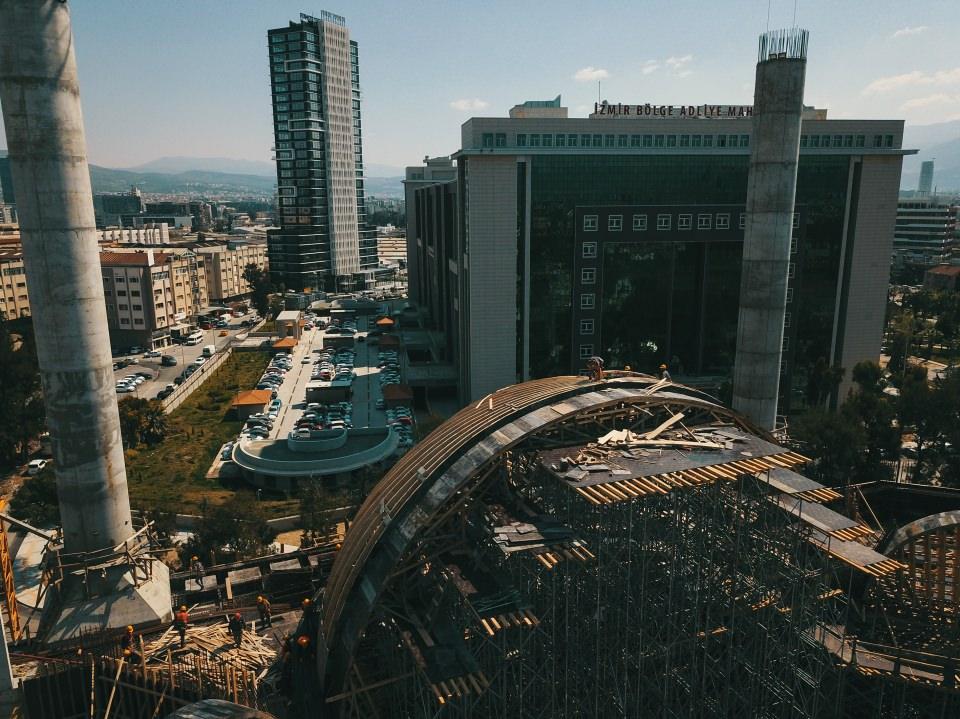 <p>İzmir'in böyle bir ulu camiye ihtiyacı vardı, aynı anda yaklaşık 15 bin kişinin bayram ve cenaze namazını bir arada kılabileceği bir cami olacak. </p>
