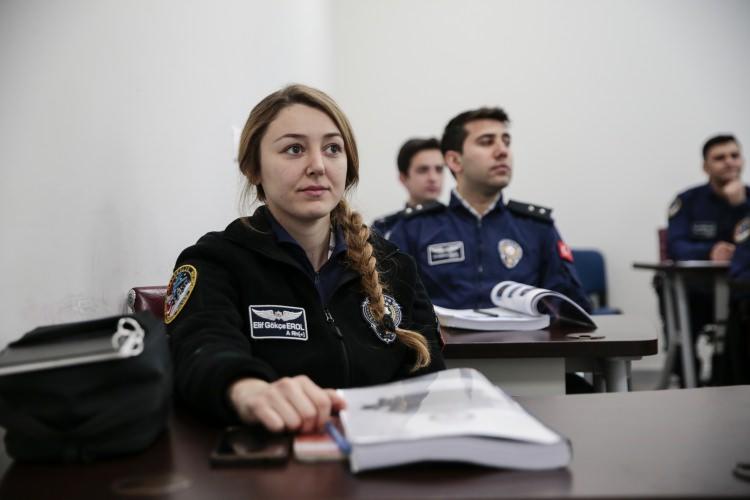 <p>Çalışma ortamında diğer meslektaşlarıyla aile gibi olduklarını söyleyen Erol, erkek meslektaşlarının kendisine her zaman destek olduğunu aktardı. </p>