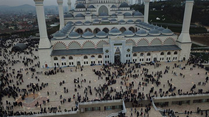 <p>Cami içine ve iç avluya sığmayan cemaat, dış avluda namaza durdu.</p>
<p> </p>