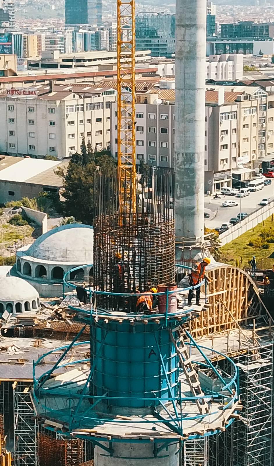 <p><strong>"Projede 60 bin metreküp beton kullanıldı"</strong></p>
<p>Projenin mühendislerinden Onur Çetin ise hayırsever Nevvar ve Salih İşgören çiftinin ismine yakışır bir cami inşaa etmek için çok özen göstçerdiklerini söyledi.</p>
