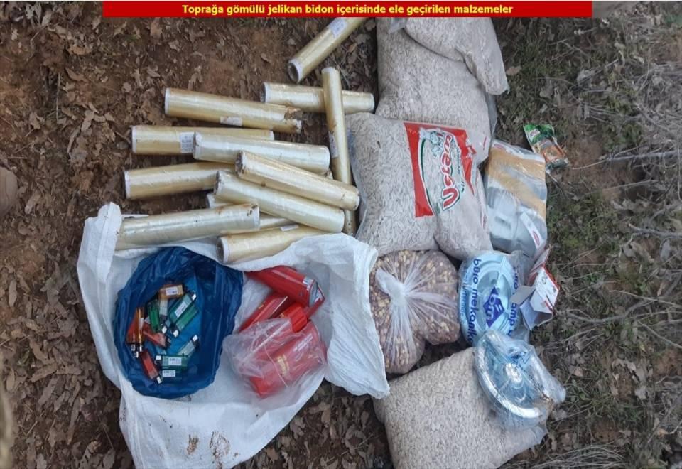 <p>Operasyon bölgesinde icra edilen adli arama faaliyetlerinde hırsızlıktan aranan kişi gözaltına alındı.</p>
<p> </p>