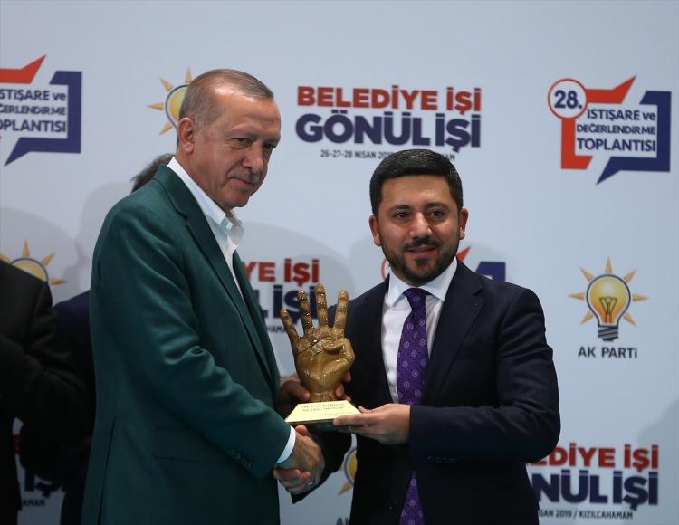 <p>Cumhurbaşkanı Erdoğan, Nevşehir Belediye Başkanı Rasim Arı'ya ödül verdi.</p>
