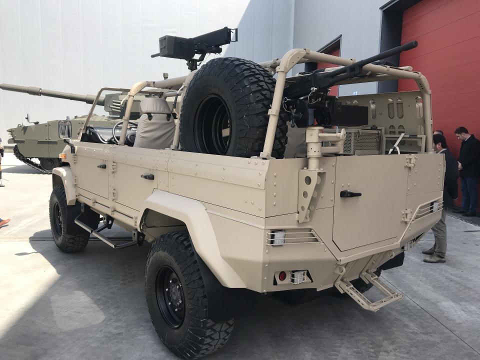 <p>Komutan ve sürücü dahil 5 kişilik personel taşıma kapasitesine sahip araç, en zorlu arazi ve iklim koşullarında yüksek taktik mobilite performansı yakalarken, tavanında 12,7 milimetre, ön ve arka tarafa 7,62 milimetre silah takılabilme özelliğiyle derin keşif ve taktik akın görevleri için ideal bir çözüm sunuyor.</p>

<p> </p>
