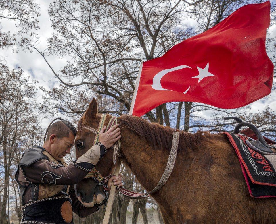 <p>Afganistan'ın Pamir Yaylası'ndan 1982 yılında Türkiye'ye göç eden Kırgız Türkleri, 30 yılı aşkın süredir Van'ın Erciş ilçesine bağlı Ulupamir Mahallesinde yaşamlarını sürdürüyor. </p>

<p> </p>

