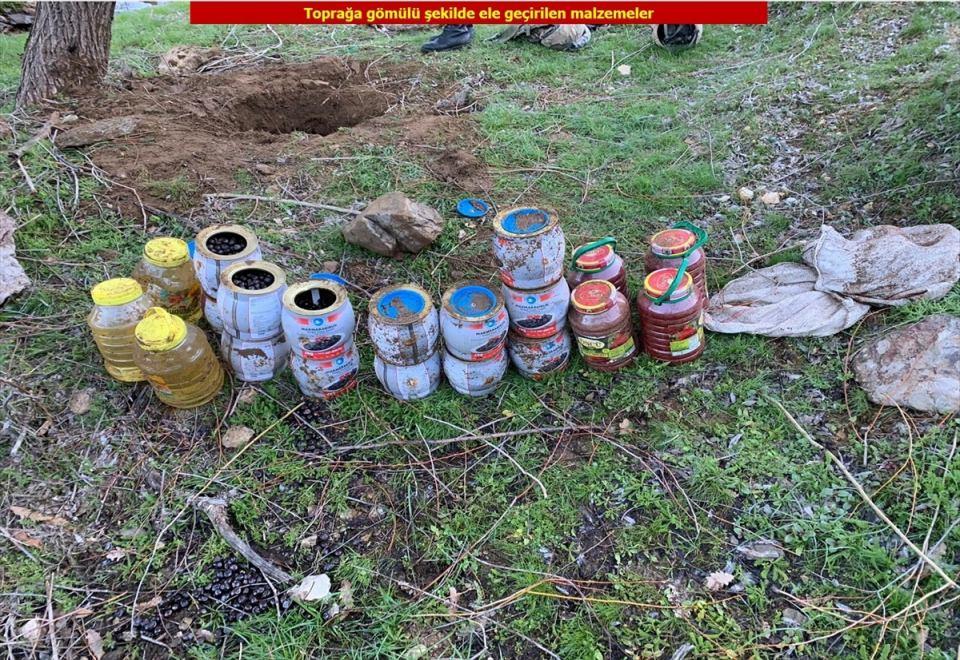<p><strong>104 kilogram esrar</strong></p>
<p>Narko-terörizmle mücadele faaliyetleri kapsamında icra edilen temas ve adli arama faaliyetleri neticesinde 104 kilogram esrar ele geçirildi.</p>