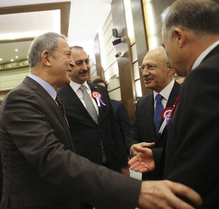 <p>Törene Milli Savunma Bakanı Hulusi Akar, CHP Genel Başkanı Kemal Kılıçdaroğlu ile sohbet etti.</p>