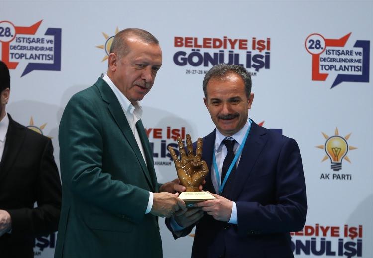 <p>Cumhurbaşkanı Erdoğan, Adıyaman Belediye Başkanı Süleyman Kılınç'a ödül verdi.</p>
