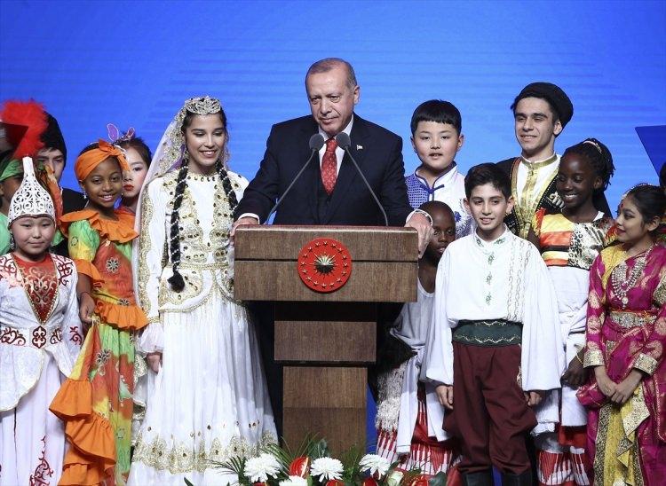 <p>TRT 23 Nisan Gala Programı, Türkiye Cumhurbaşkanı Recep Tayyip Erdoğan'ın katılımıyla Beştepe Millet Kongre ve Kültür Merkezi'nde gerçekleştirildi. Programda, şenliğe katılan 40 ülkenin çocukları gösterilerini sundu.</p>

<p>Gösteri renki görüntülere sahne oldu. İşte muhteşem kareler...</p>
