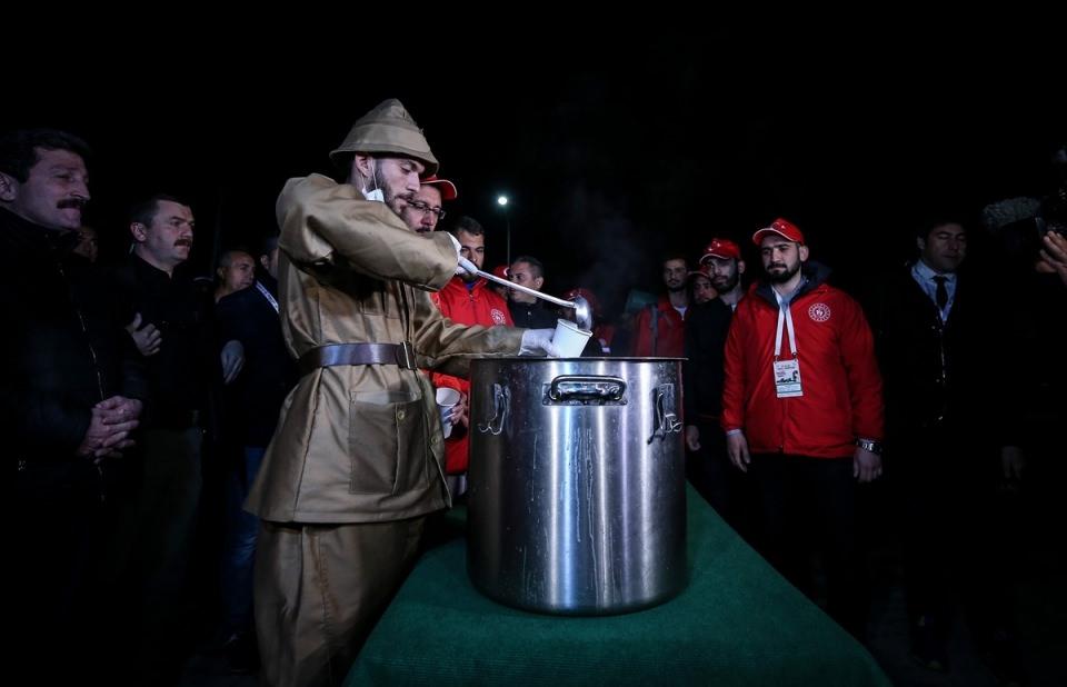 <p>Çanakkale Zaferi'nin 104'üncü yılı etkinlikleri kapsamında, Gençlik ve Spor Bakanlığı tarafından düzenlenen "57. Alaya Vefa Yürüyüşü" başladı. Etkinliğe, Türk öğrencilerin yanı sıra üniversite eğitimi için Türkiye'de bulunan yabancı öğrenciler ve Avustralya'dan gelen 45 kişilik grup da katıldı. </p>
<p> </p>