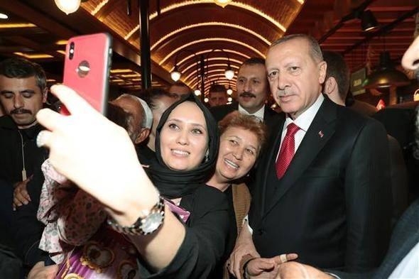 <p><span style="color:#FF8C00"><strong>ANKARA'DAN İSTANBUL'A DÖNEN ERDOĞAN'DAN SÜRPRİZ ZİYARET</strong></span></p>

<p>Cumhurbaşkanı Recep Tayyip Erdoğan, eşi Emine Erdoğan ile birlikte Florya'daki Sazeli kafeyi ziyaret ederek vatandaşlarla sohbet etti.</p>
