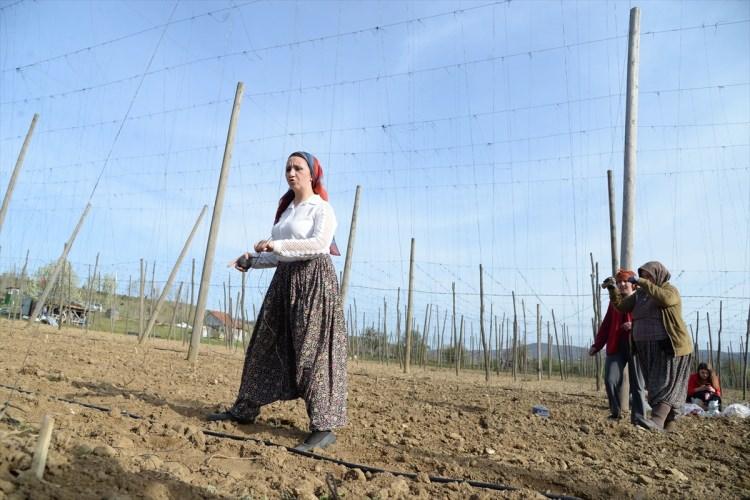 <p>Pazaryeri'nin 41 yaşındaki kadın belediye başkanı, 6 bin 500 nüfuslu kentte görevine başlamasından bu yana makamında günde onlarca kişiyi ağırlıyor. Anadolu Üniversitesi İşletme Bölümünde eğitimine devam eden Tekin, mesai bitiminde şalvarını giyerek ilçenin değer gören ürünlerinin hasadında işçilerle çalışıyor.</p>
<p> </p>