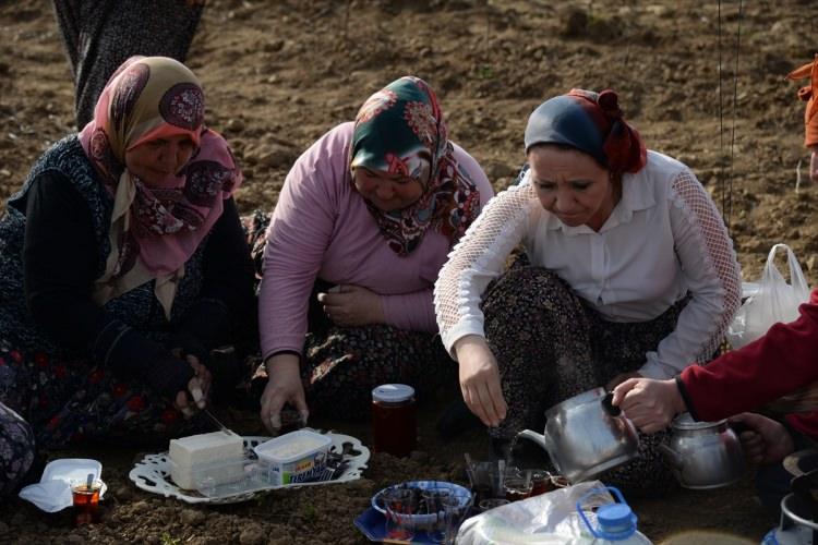 <p><em>Kendi halinde bir çevresi bulunduğunu belirten Tekin, şunları anlattı:</em></p>
<p>"Tarım ve hayvancılıkla uğraşan bir ilçede yaşamımızı sürdürüyoruz. Doğasının güzelliği ve insanlarının sıcakkanlı olmasıyla bilinen bir kent burası. Gurur duyuyorum, kendimi şanslı hissediyorum. Seçim sürecinde kadınların desteği çok fazlaydı. Gerçekten hiç çekinmeden büyük bir gayret sarf edip yanımda oldular. Erkeklerin de desteğini gördüm. İlk destekleyen kadınlar oldu, daha cesur davrandılar. Hiçbir şeyden korkmadılar. İlçenin tamamını tek tek tanırım, onlar da beni tanır."</p>