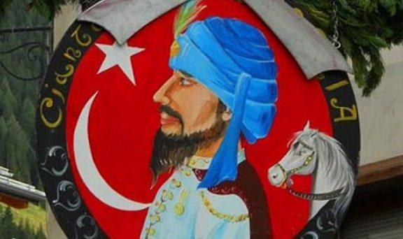 <p><strong>İşte İtalya'daki Moena Kasabasını etkisi altına alan kahraman, Balaban Hasan'ın hikayesi...</strong></p>

<p>Balaban Hasan, Osmanlı Ordusunda yer alan sayısız yeniçeriden biriydi.</p>
