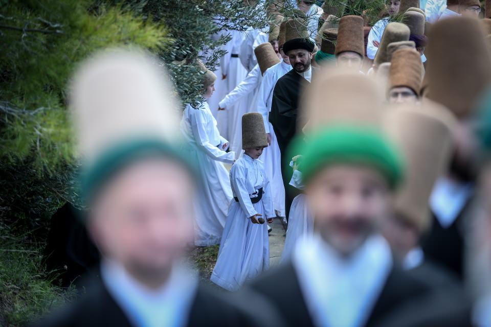 <p>İstanbul'dan gelen Ömer Faruk Bayraktar ise 3 yıldır 57. Alay Şehitliği'ne geldiğini belirterek, "Burasının manevi ortamını hissetmek, kelimelere dökmek mümkün değil. Allah'ım bu millete bir daha Çanakkale Savaşı yaşatmasın." diye konuştu.</p>
<p> </p>