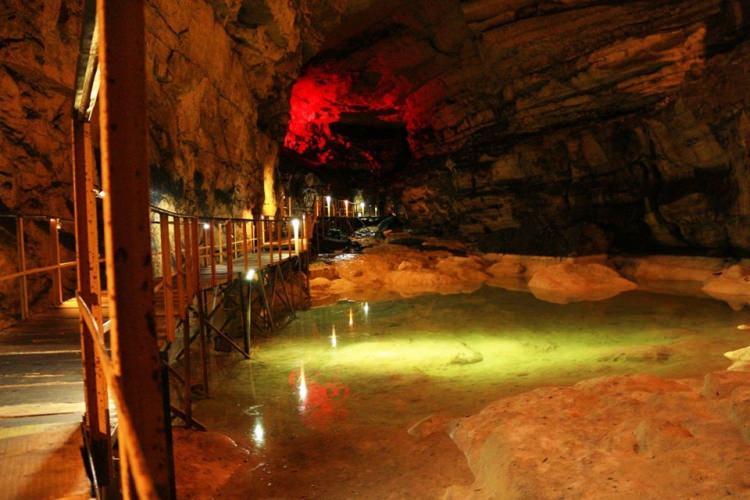 <p>Konya-Antalya Karayolu'nun Toros Dağları üzerindeki geçişinde yer alan ve 1968 yılında Fransız bilim insanı Michel Bakalowichz tarafından bulunan mağara, önemli bir doğa harikası olma özelliğine sahip.</p>
