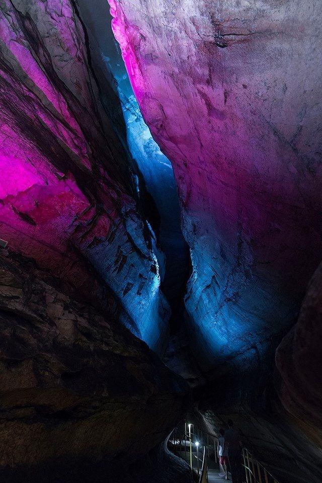 <p>Konya Seydişehir'de bulunan, 22 kilometre uzunluğa sahip dünyanın en uzun mağaralarından olan Tınaztepe Mağarası'na yerli ve yabancı turistler ilgi gösteriyor.</p>
