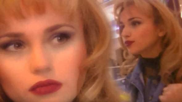 <p>Ünlü popçu 1995 yılında çekilen "Ay Bu Kız Beni Öldürecek" klibi ile şöhret macerasına başladı.</p>
<p> </p>